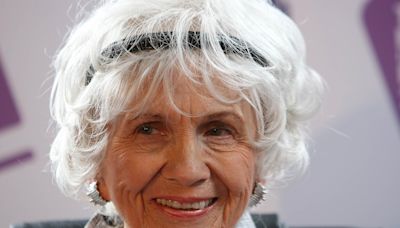 Hija de la escritora Alice Munro revela un oscuro secreto familiar a dos meses de su muerte