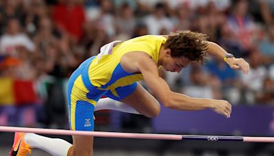 Mondo Duplantis, para la historia y cada vez más cerca del cielo: oro y récord mundial en el salto con garrocha de los Juegos Olímpicos de París 2024