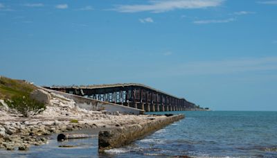 Cuál es el pueblo costero que se destaca por tener una de las playas más bellas del mundo