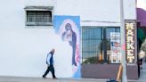 Activistas documentan arte sobre Virgen de Guadalupe en LA