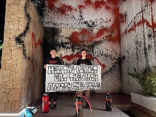 Habló uno de los activistas que vandalizó la casa de Messi en Ibiza y justificó las pintadas