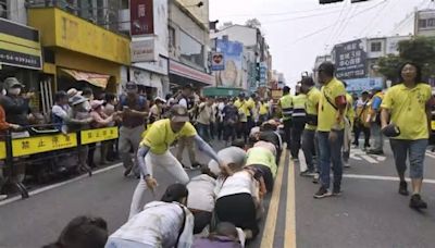 大甲媽祖回鑾再掀熱潮！信眾「氣球Q版媽祖」吸睛 鑽轎底人龍綿延2公里