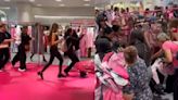 Colección de Barbie en Zara causa locura en tienda de Guadalajara; arrasaron con todo