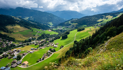 Perdu dans les montagnes, ce petit village de Haute-Savoie offre pourtant 300 jours de soleil par an