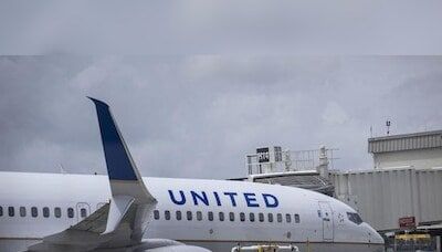 United Airlines forecast low profits; announces plans to cut capacity