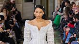 PFW：Vivienne Westwood 遺作依然充斥著反叛美學，孫女 Cora 更作 Model 壓軸登場！