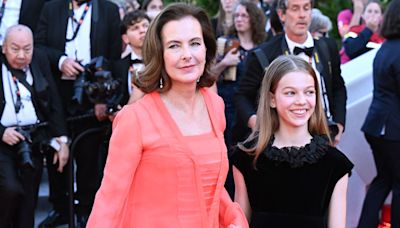 Carole Bouquet et sa petite-fille plus complices que jamais, éblouissent le tapis rouge à Cannes