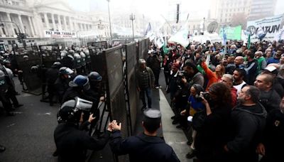 Rosario marcha por los detenidos durante votación de la Ley Bases