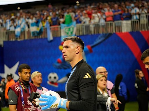 Dibu Martínez, el hombre de los números impresionantes en la selección argentina