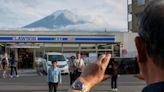 小鎮受夠遊客沒規矩 富士山人氣打卡點架網遮景