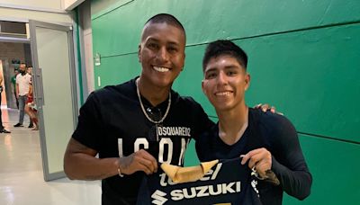 Tras el empate entre Santos y Pumas: Piero Quispe le regaló su camiseta a Pedro Aquino