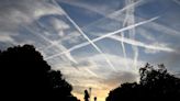 ¿Qué es la teoría de la conspiración de los chemtrails, o estelas químicas, y por qué es popular?