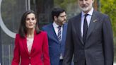 La Reina Letizia recupera el traje más favorecedor de su armario y nos recuerda por qué el rojo es su color fetiche