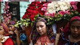 Feligreses salvadoreños reciben época lluviosa con ofrendas de palmas y flores