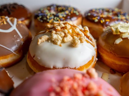 Krispy Kreme y Dolly Parton se unen para crear nueva colección de donas 'Southern Sweets' - El Diario NY