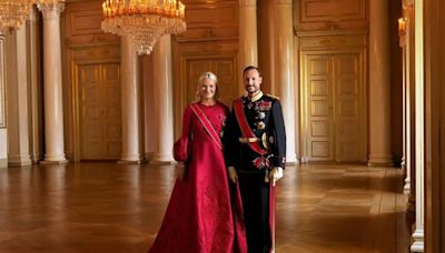 Los detalles del look de Mette-Marit en el nuevo retrato oficial de los príncipes de Noruega: diseñador fetiche y la tiara de su boda