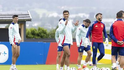 La 'Marea Roja' muestra su apoyo en el entrenamiento de la selección española