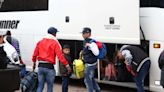 Chicago comienza a incautar autobuses ‘deshonestos’ de inmigrantes mientras una nueva ordenanza endurece las penas