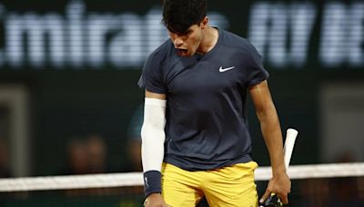 Alcaraz retrata a Tsitsipas camino de la semifinal ante Sinner en Roland Garros