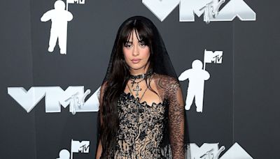 VMA 2024: Com ex na plateia, Camila Cabello vai de noiva cadáver à premiação