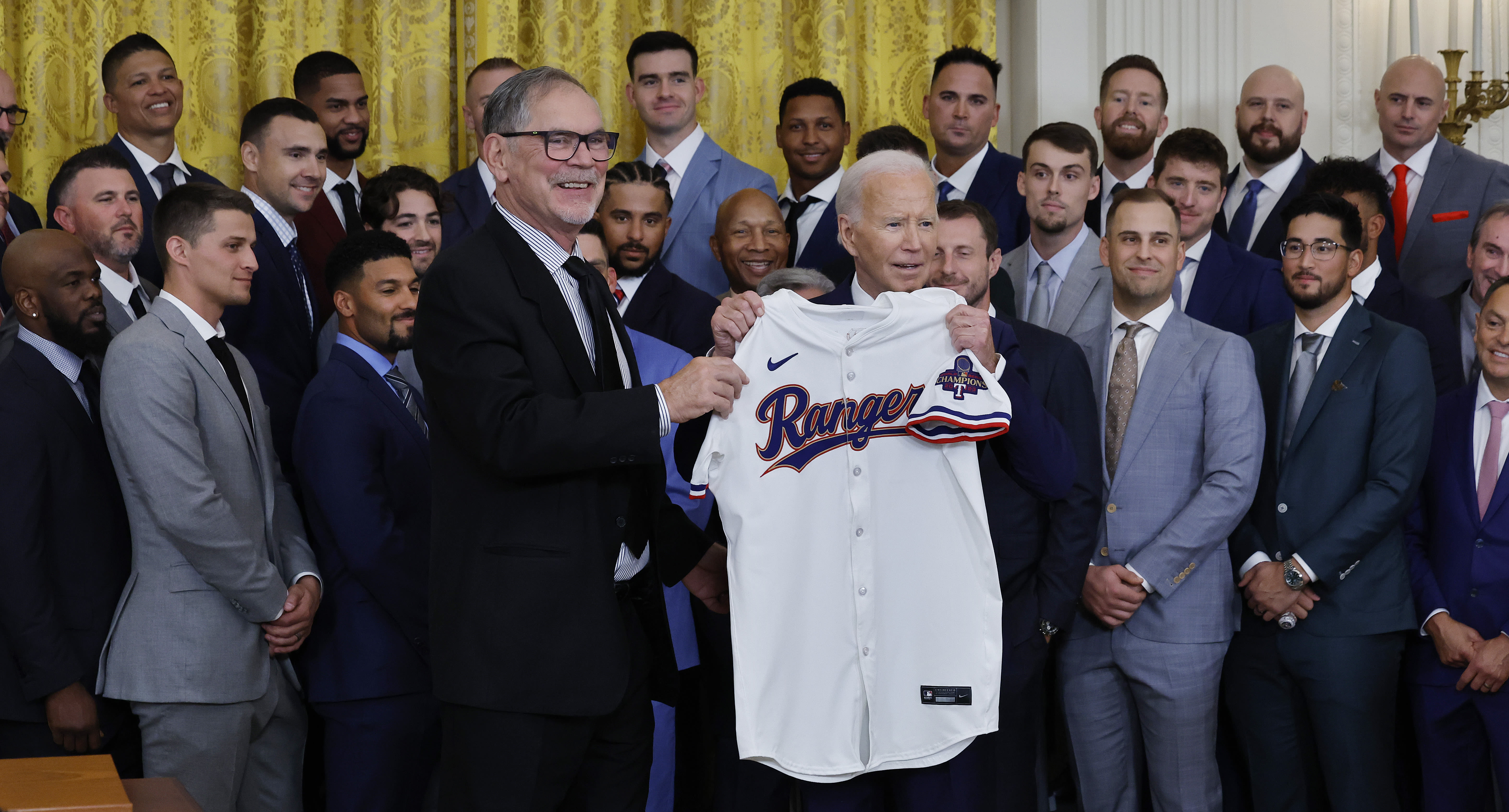 Rangers serenaded with classical version of Creed's 'Higher' while celebrating World Series title at White House