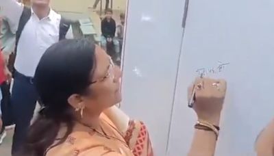 Union Minister Incorrectly Writes 'Beti Padhao, Beti Bachao' Slogan. Video Goes Viral