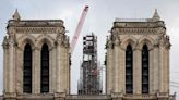 Francia: colocaron la cruz de la catedral de Notre Dame y Macron espera reabrirla al público en 2024