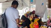 Mexicanos conservan el romance al regalar flores amarillas