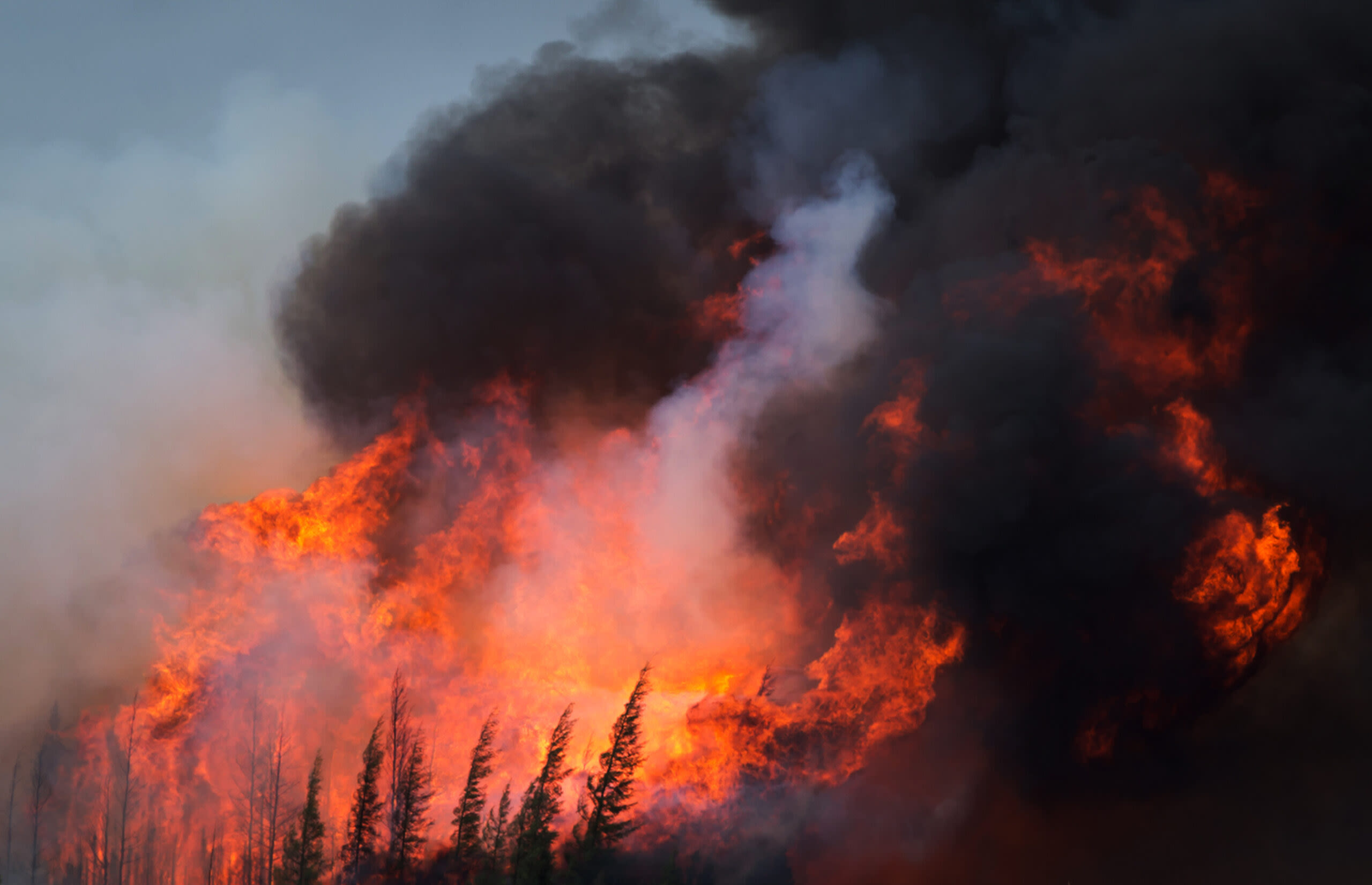 Wildfires Encircle Canada's Oil-Sands City Amid Hot Weather