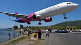 Avión de Wizz Air pasa rozando sobre la cabeza de turistas en Grecia