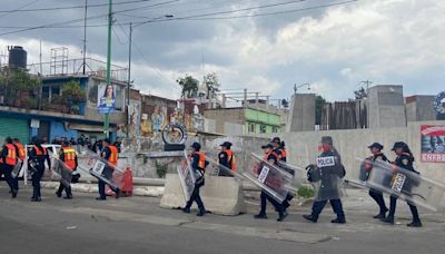 Despliegue de policías por bloqueo en obras de "El Insurgente"