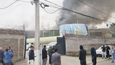 Incendio se registra en fábrica ubicada en La Pintana: Reportan la presencia de químicos al interior