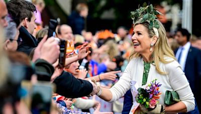 La reina Máxima sorprende con un vestido verde bosque y un espectacular tocado de mariposas