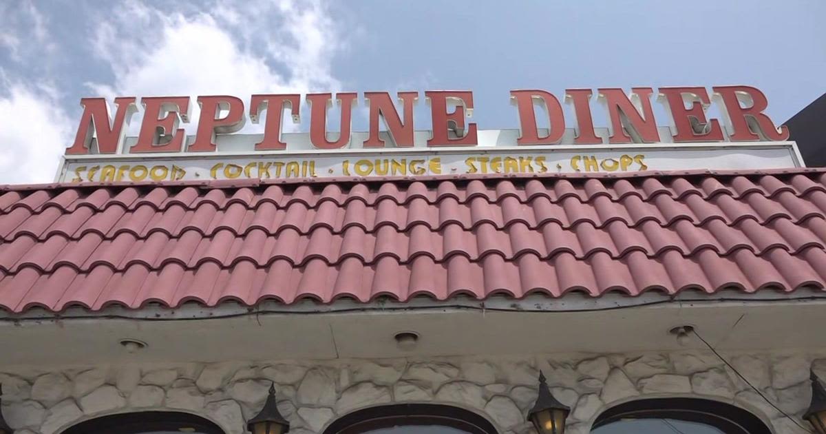 Neptune Diner serves its final meal in Astoria, Queens. See how customers are saying goodbye.