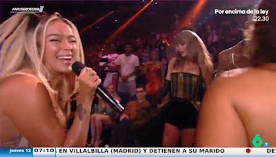 Karol G saca a bailar a Taylor Swift y Camila Cabello en los Premios MTV al ritmo de 'Si antes te hubiera conocido'