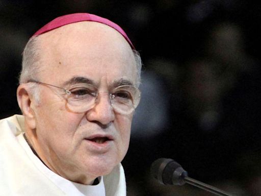 Quién es Carlo Maria Viganò, el arzobispo crítico con el papa Francisco que fue excomulgado por el Vaticano