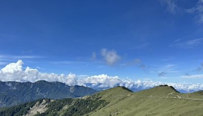 合歡山夏季湛藍晴空翠綠山景 來訪注意天氣路況