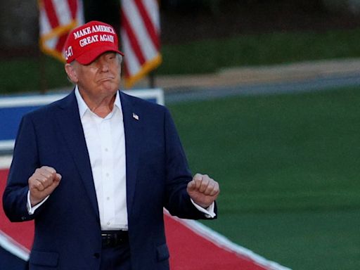 Trump reaparece y reta a Biden a otro debate y a un partido de golf por un millón de dólares