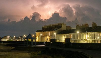 Map reveals exact areas thunderstorms will hit UK... but temps to reach 33C