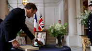 Emmanuel Macron llega a la embajada británica de Francia para ofrecer sus condolencias por Isabel II