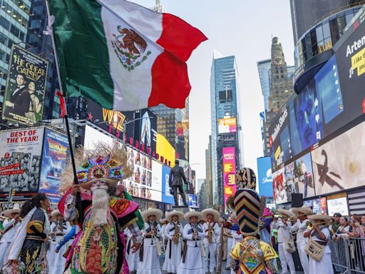 Mexicanos bailan y muestran el orgullo por sus costumbres en el corazón de Times Square