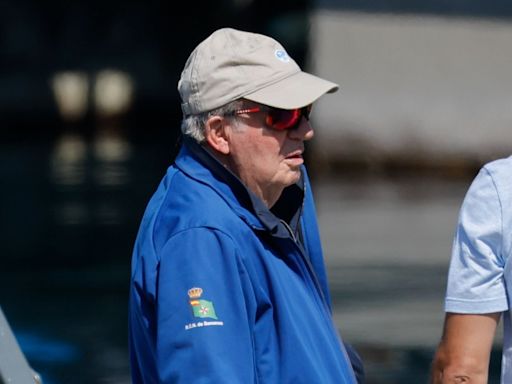 Juan Carlos I se deja ver por el puerto deportivo de Sanxenxo: el rey emérito no ha competido en el primer día de regata