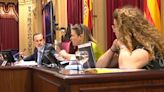 Polémica en el Parlamento balear: Gabriel Le Senne rompe la foto de tres mujeres víctimas del franquismo