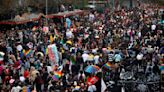 Marcha del Orgullo 2024 reúne a 30 mil asistentes en el centro de Santiago - La Tercera