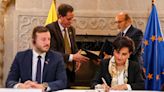 Ecuador firma crédito de 125 millones de dólares con BEI para conexión eléctrica con Perú