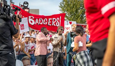 Jump Around, Ron Dayne, Melvin Gordon, Offset have Wisconsin fans hyped during Fox's Big Noon Kickoff