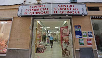 Los últimos supervivientes del centro comercial El Quinqué en Jerez