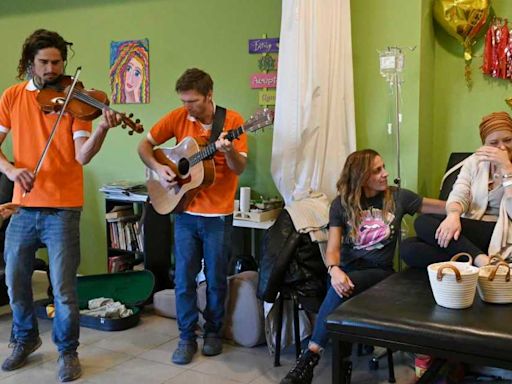 Momento único: acompañaron su última sesión de quimioterapia con música en vivo en Bariloche - Diario Río Negro