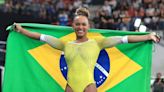 Duas horas de caminhada até ginásio e mudança sozinha aos 9 anos: Rebeca Andrade antes da final da Olimpíada