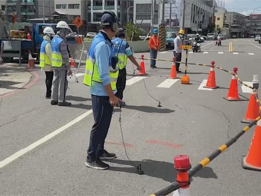 高雄仁武路面驚見裂痕.凹陷 工作人員到場開挖